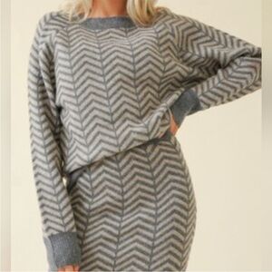 NWT Hem & Thread Two Tone Bell Sleeve Crew Neck Pullover Sweater Grey and Tan